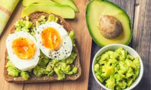 Pyszny tost z awokado i jajkiem na miękko. Dowiedz się, jak jeść awokado, by cieszyć się jego smakiem!