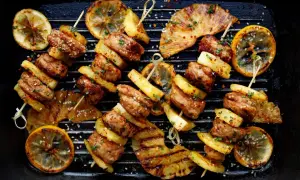 Szukasz odpowiedzi na pytanie: czy grill jest zdrowy? Oto apetyczne szaszłyki z mięsa i ananasa z grillowaną cytryną, które mogą być częścią zdrowej diety.