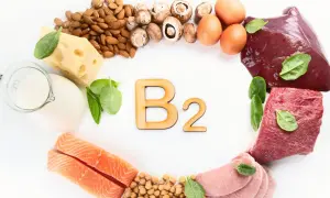 Witaj w świecie witaminy B2! Na zdjęciu znajdziesz jej bogactwo: rybę, mięso, wątróbkę, jajka, ser, mleko, migdały, grzyby i ciecierzycę.