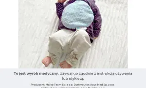 Niemowlę z termoforem z pestek wiśni na brzuszku. Ciepło dla maluszka.