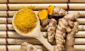 Korzeń i proszek kurkumy, znanej jako przyprawa o intensywnym kolorze. Turmeric co to? To naturalne złoto w kuchni i medycynie.