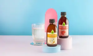 Szukasz naturalnych sposobów, co pić na obniżenie cukru? Dwa rodzaje octu jabłkowego Olini i szklanka wody.
