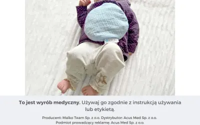 Niemowlę z termoforem z pestek wiśni na brzuszku. Ciepło dla maluszka.