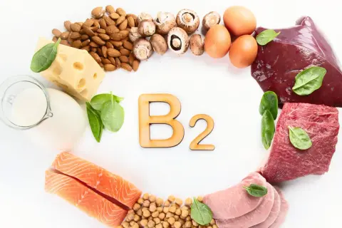 Witaj w świecie witaminy B2! Na zdjęciu znajdziesz jej bogactwo: rybę, mięso, wątróbkę, jajka, ser, mleko, migdały, grzyby i ciecierzycę.
