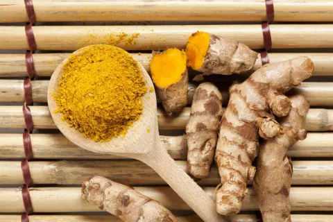 Korzeń i proszek kurkumy, znanej jako przyprawa o intensywnym kolorze. Turmeric co to? To naturalne złoto w kuchni i medycynie.
