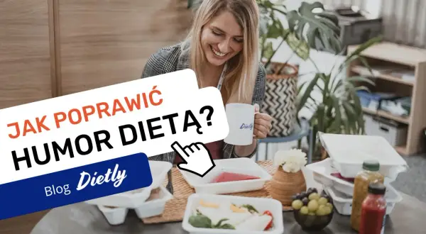 Uśmiechnięta kobieta z kubkiem, otoczona zdrowymi posiłkami. Czy dieta może być kluczem do produkcji hormonu szczęścia?