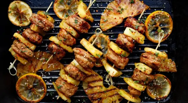 Szukasz odpowiedzi na pytanie: czy grill jest zdrowy? Oto apetyczne szaszłyki z mięsa i ananasa z grillowaną cytryną, które mogą być częścią zdrowej diety.