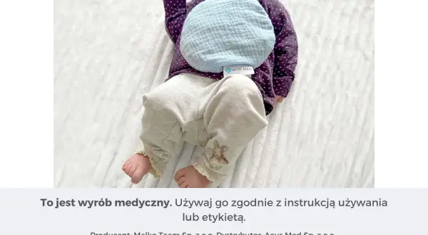 Niemowlę z termoforem z pestek wiśni na brzuszku. Ciepło dla maluszka.