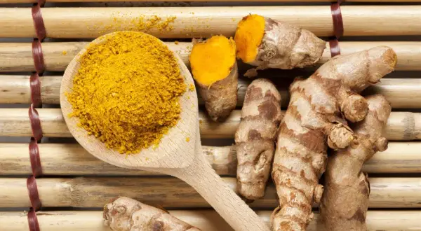 Korzeń i proszek kurkumy, znanej jako przyprawa o intensywnym kolorze. Turmeric co to? To naturalne złoto w kuchni i medycynie.