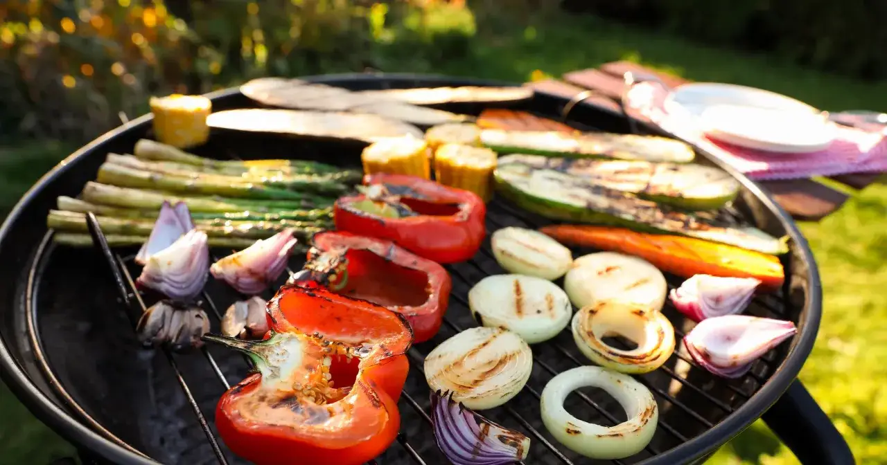 Na grillu pieką się warzywa: papryka, cukinia, szparagi, cebula i kukurydza. Czy grill jest zdrowy? Zależy od tego, co na nim pieczesz!